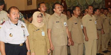 Suasana pelantikan yang dikemas dalam rakor, di ruang sidang balai kota Malang. (Iwan/BANGSAONLINE)