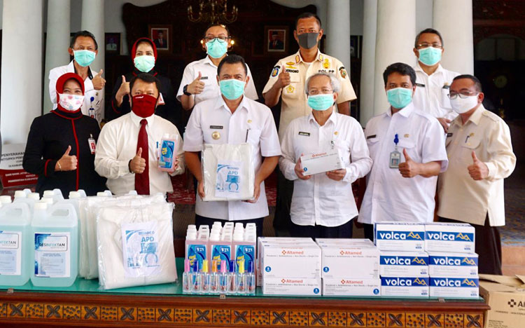 Bupati Pungkasiadi menerima bantuan masker dari Bank Jatim. 
