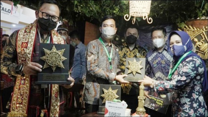Ning Ita memberikan cenderamata kepada Wali Kota Solo Gibran Rakabuming Raka.