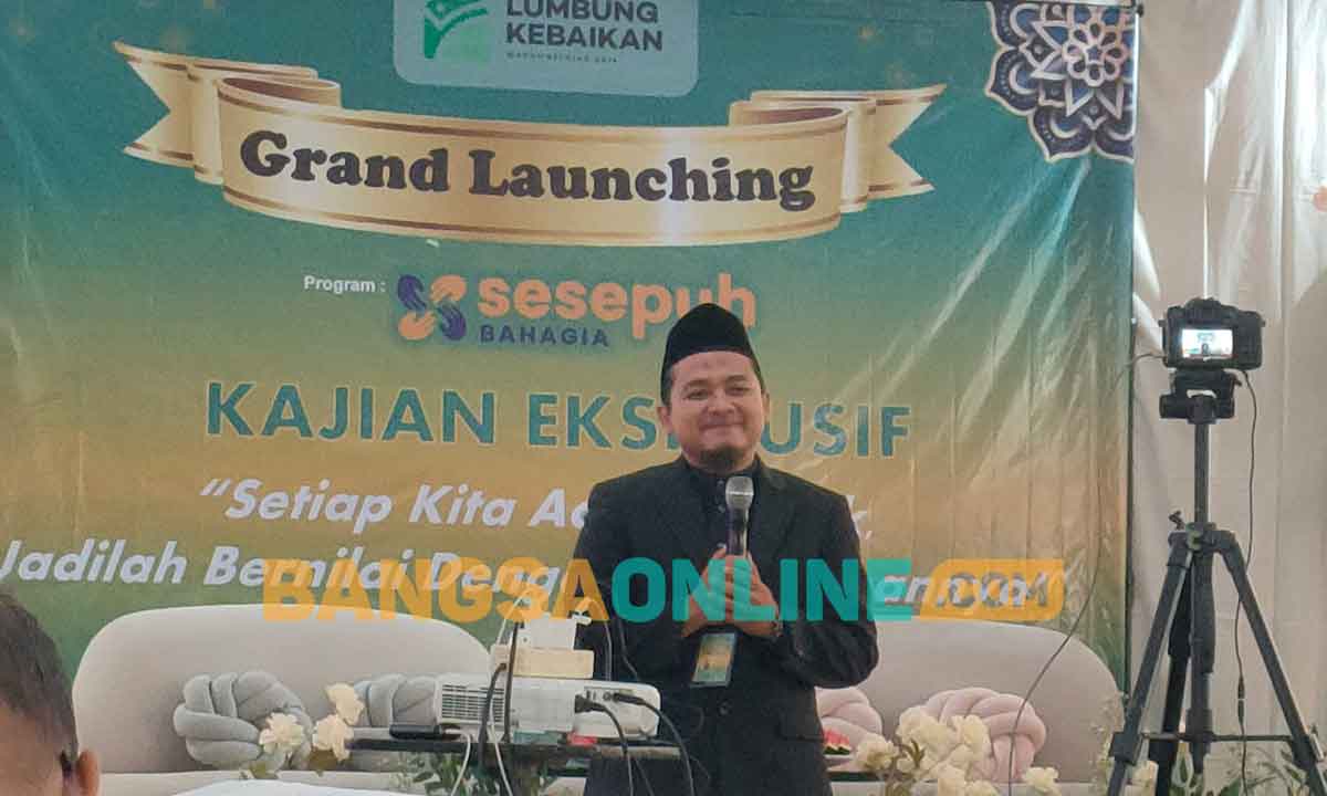 Ketua Harian Lumbung Kebaikan Kediri, Fuad Fauzi, saat memberi sambutan. Foto: MUJI HARJITA/BANGSAONLINE