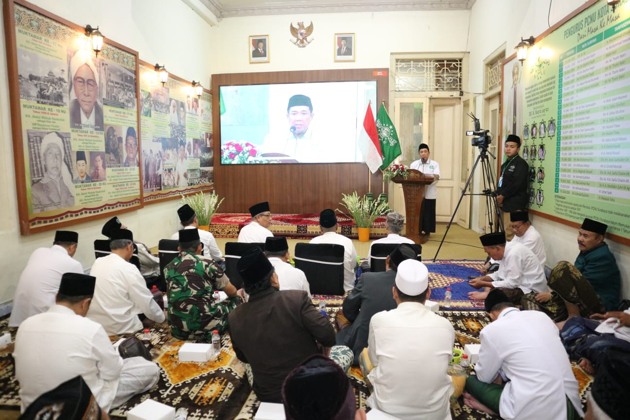 Ketua PCNU Surabaya Ir KH Masduki Toha bersama para kiai melaunching Hari Santri 2025 di Kantor PCNU Surabaya.