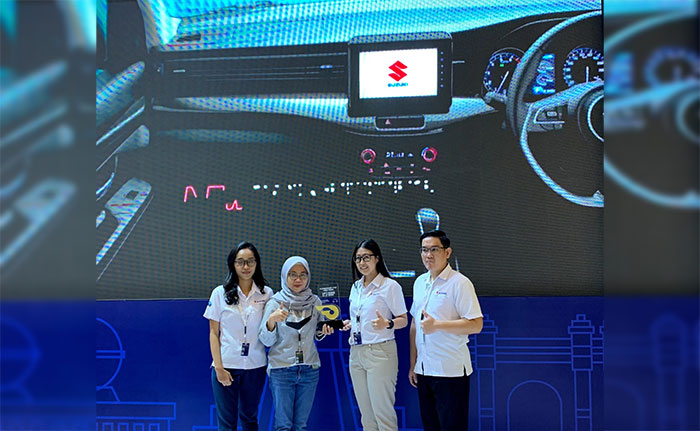Head of Brand & Digital Marketing PT United Motors Centre (UMC), Yuanita (dua dari kanan) saat menerima penghargaan.
