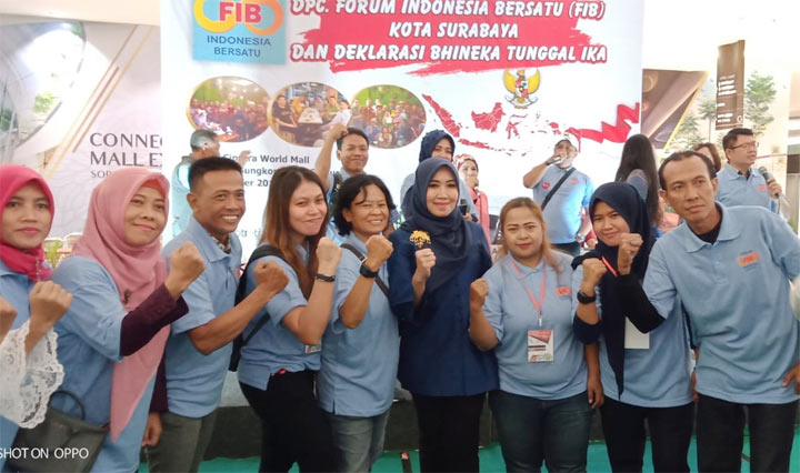 Lia Istifhama melaunching Program Nawa Tirta usai pengukuhan pengurus DPC Forum Indonesia Bersatu (FIB) Surabaya dan Deklarasi Bhinneka Tunggal Ika di Atrium Ciputra World, Senin (9/9) malam. foto: DIDI ROSADI/ BANGSAONLINE