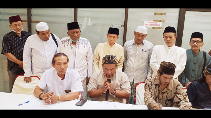 Pelaku yang menikahi kambing Saiful Arif, Nur Hudi Didin Arianto, pembuat konten Arif Saifullah, dan penghulu Gus Krisna disaksikan Ketua MUI dan para kiai saat mengucapkan taubat. foto: SYUHUD/ BANGSAONLINE