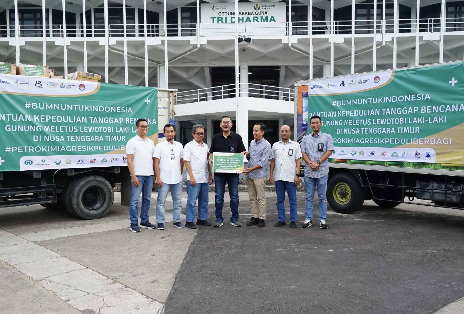 SVP Sekretaris Perusahaan PG Adityo Wibowo (tengah) secara simbolis melepas bantuan untuk dikirim kepada  korban erupsi Gunung Lewotobi Laki-laki di Kabupaten Flores Timur, NTT. Foto: Ist.