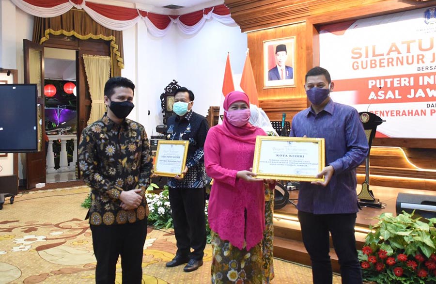 Wali Kota Kediri Abdullah Abu Bakar (kanan) menerima penghargaan dari Gubernur Jatim, Hj. Khofifah Indar Parawansa disaksikan Wagub Jatim Emil Dardak. (foto: ist)