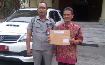 Tokoh warga Ngimboh ketika mendatangi gedung DPRD. (syuhud/BANGSAONLINE)