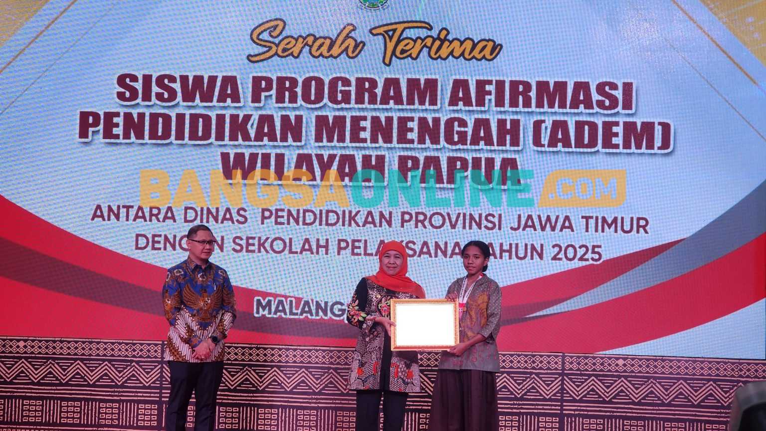 Gubernur Khofifah bersama Kadindik Jatim menyerahkan penghargaan kepada  pelajar berprestasi bidang akademik maupun non akademik. Foto: Devi Fitri Afriyanti/BANGSAONLINE