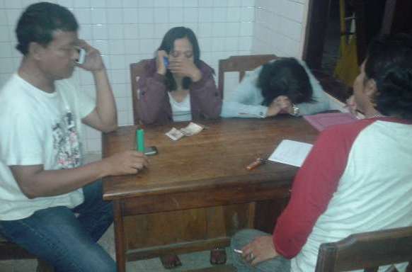 BIKIN RESAH: Dua Pemandu Lagu yang diamankan petugas Polsek Ngawi saat penggerebekan karaoke ilegal. foto: zainal abidin/BANGSAONLINE