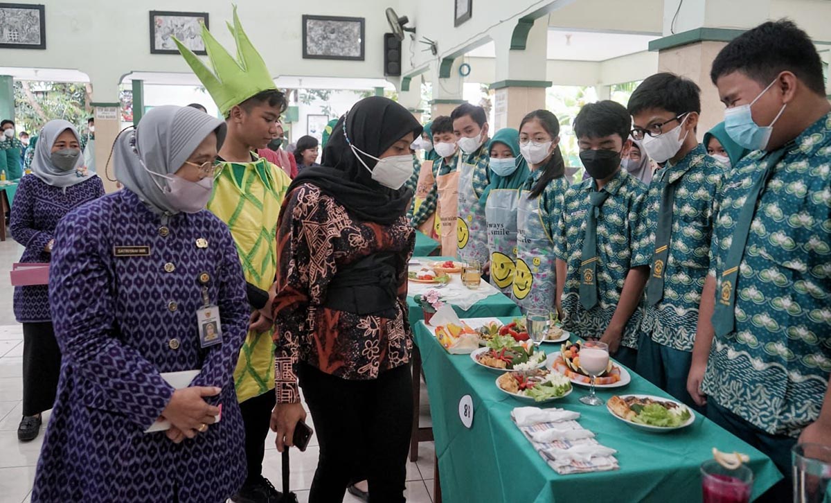 Ketua TP PKK Kota Kediri Ferry Silviana Abdullah Abu Bakar (berhijab hitam) saat mengecek bekal para siswa sebelum dimakan bersama. Foto: Ist.