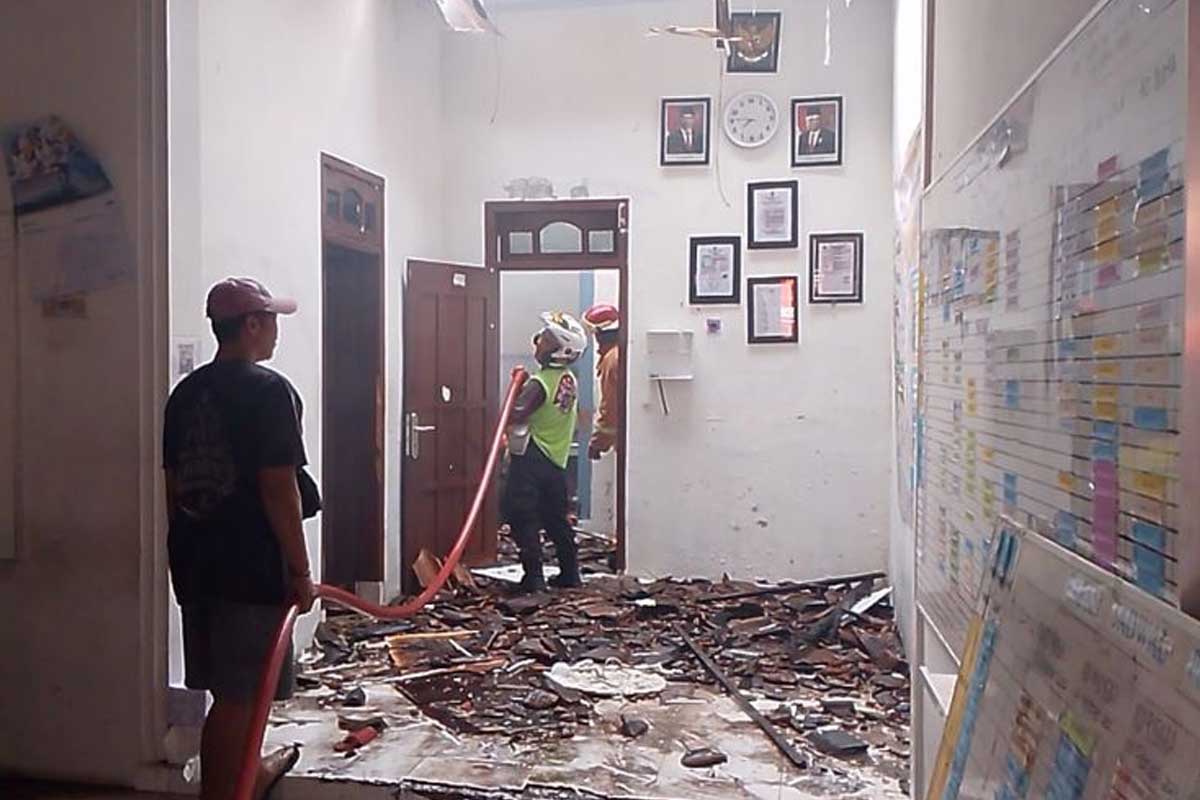 Petugas BPBD saat memadamkan api di Kantor Unit Permodalan Nasional Madani (PNM) Mekaar Syariah di Trowulan, Mojokerto, Senin (24/6/2024). Foto: Dok. Polsek Trowulan.
