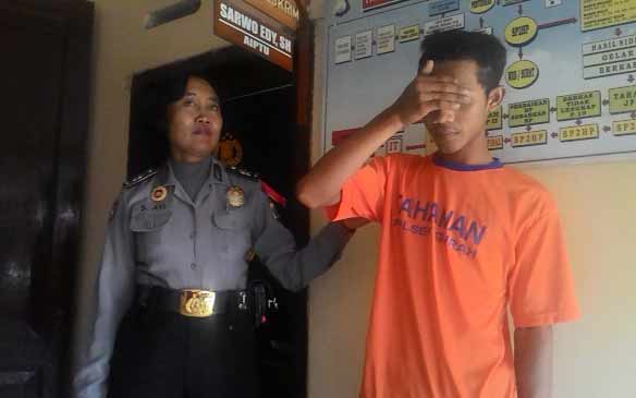 Tersangka saat diamankan di Mapolsek Gurah kabupaten Kediri. foto: dendi martoni/BANGSAONLINE