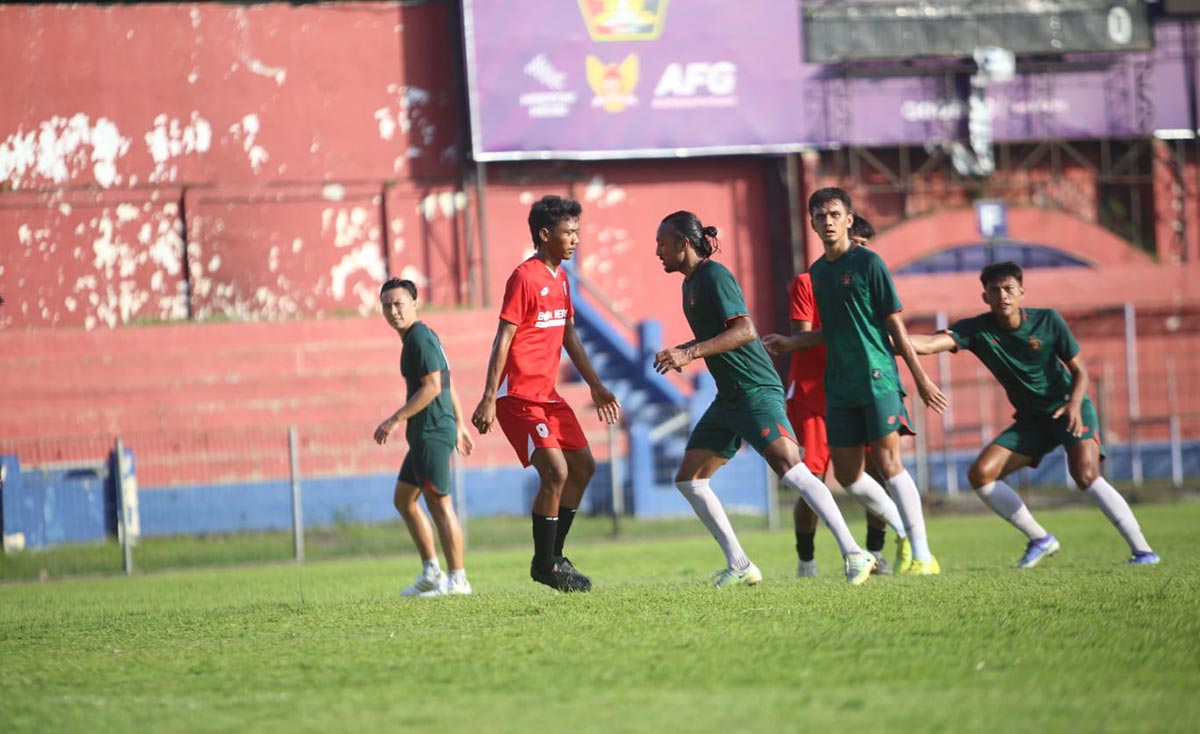 Al Hamra Hehanusa (dua dari kanan) mulai berlatih di Persik Kediri. Foto: Ist.
