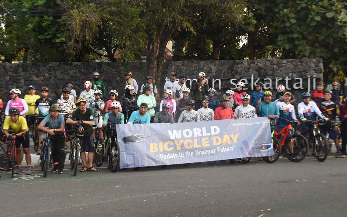 Peserta gowes saat singgah di Taman Sekartaji, Kota Kediri. Foto: Ist