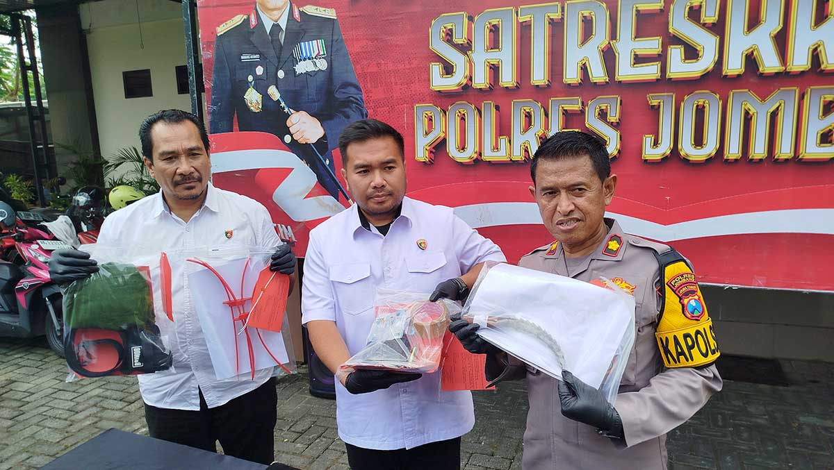 Kasatreskrim Polres Jombang, AKP Dimas Robin Alexander, saat konferensi pers.