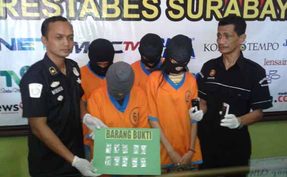 Para tersangka dengan barang bukti. foto: rusmiyanto/BANGSAONLINE