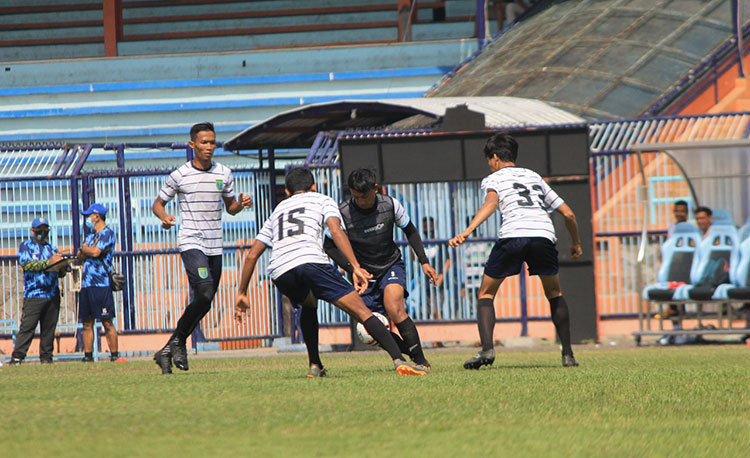 Persela Lamongan saat latihan di Stadion Surajaya. (foto: TRIWIYOGA/ BANGSAONLINE).