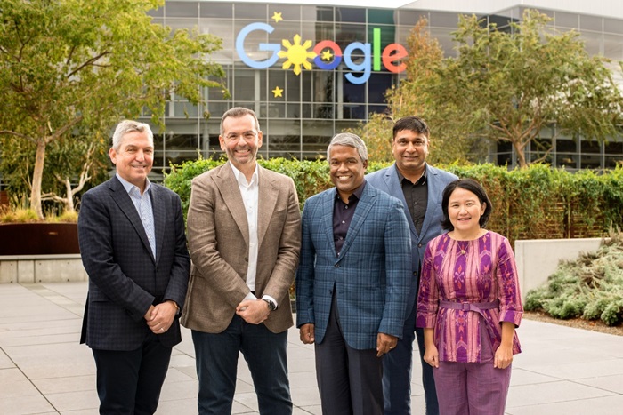 President Director and CEO Indosat Ooredoo, Ahmad Al-Neama bersama perwakilan Google Cloud usah melakukan perjanjian kerja sama.