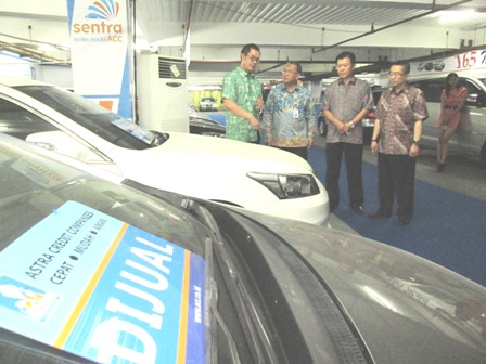 MOBIL BEKAS. Di lantai 7 BG Junction Surabaya, Astra Credit Companies (ACC) membuka sentra mobil bekas ACC. foto : nisa/bangsaonline