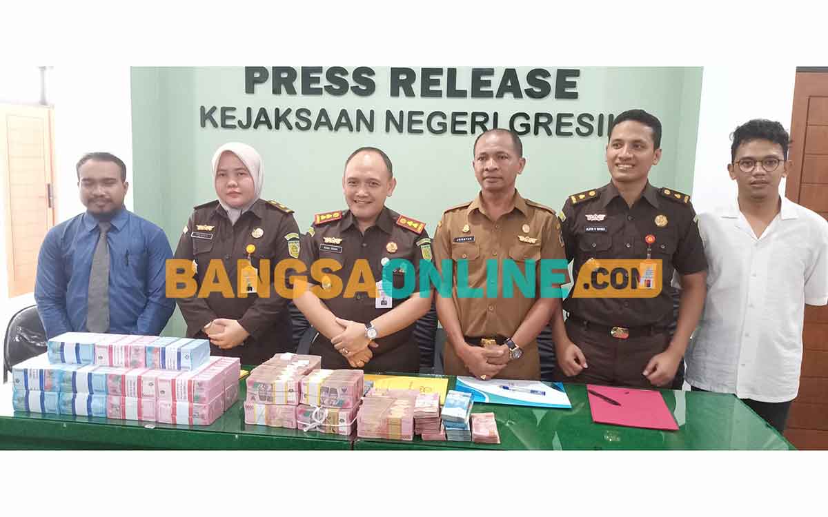 Kajari Gresik, Nana Riana (tiga dari kiri), saat konferensi pers terkait korupsi hibah UMKM. Foto: SYUHUD/BANGSAONLINE