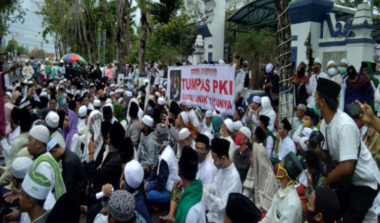 Peserta aksi saat di depan Gedung DPRD Sampang.