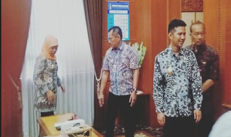 Gubernur dan Wakil Gubernur Jawa Timur melakukan sidak di hari pertama kerja mereka. Dalam sidak,Gubernur didampingi Sekdaprov.
