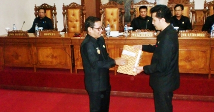 Bupati Tulungagung Sahri Mulyo menyerahkan LKPJ kepada Ketua DPRD Tulungagung Supriyono. Foto: zuli purwanto/BANGSAONLINE