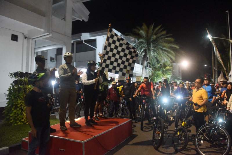 Pj Wali Kota Kediri Zanariah saat memberangkatkan peserta gowes malam. (dok. Ist)