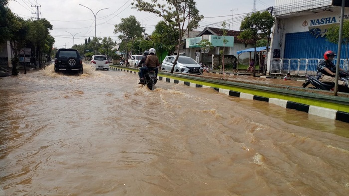 Jalan Letda Sucipto, Kelurahan Mondokan, Kecamatan Tuban, Kabupaten Tuban, yang tergenang banjir akibat luapan sungai yang mengalir di sekitar desa.