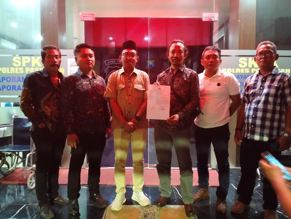 Kader Gerindra didampingi kuasa hukum saat menunjukan laporan di Polres Pasuruan