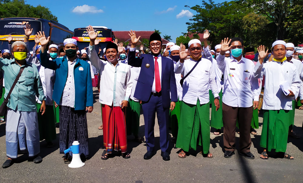 Bupati Pamekasan Baddrut Tamam (tengah) saat memberangkatkan 99 santri PP Sidogiri di halaman Mandhapa Agung Ronggosuwati.