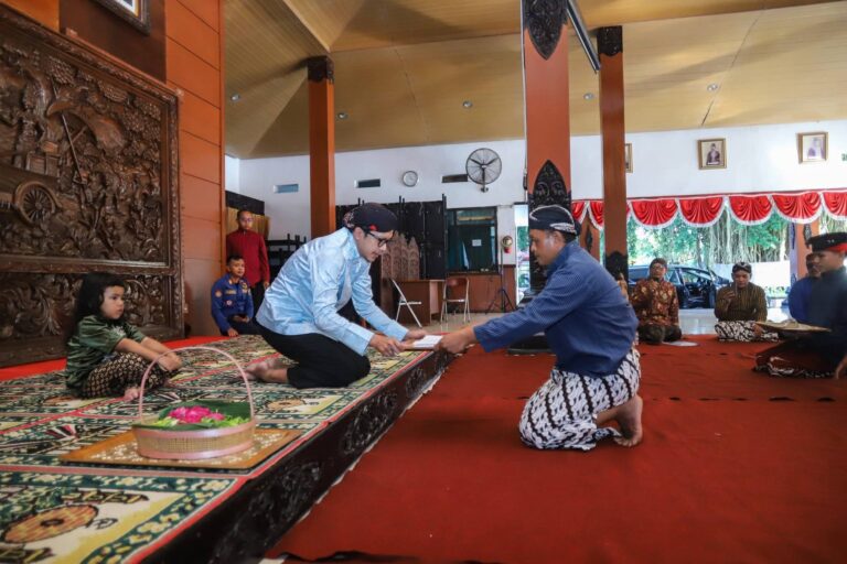 Wabup Syah saat menyerahkan seperangkat alat sembelih Kerbau