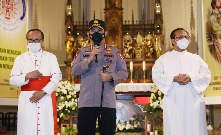 Kapolri Jenderal Polisi Listyo Sigit Prabowo (tengah). (foto: ist)
