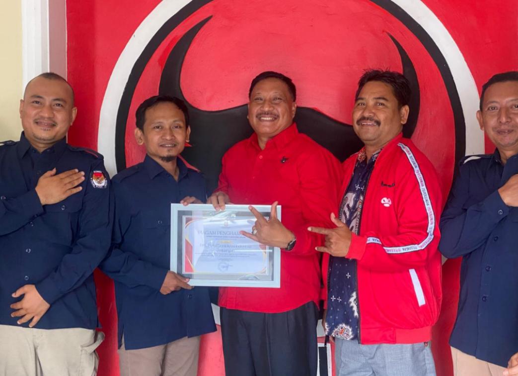 Ketua DPC PDIP Gresik Mujid Riduan didampingi Sekretaris Noto Utomo menerima piagam dari Ketua KPU Gresik Akhmad Taufik usai sosialisasi pembenahan Sipol. FOTO: ist.