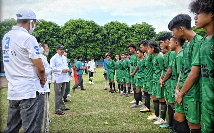 Gus Ipul ketika melihat latihan rutin Persekkab Junior Kota Pasuruan di Stadion Untung Suropati.