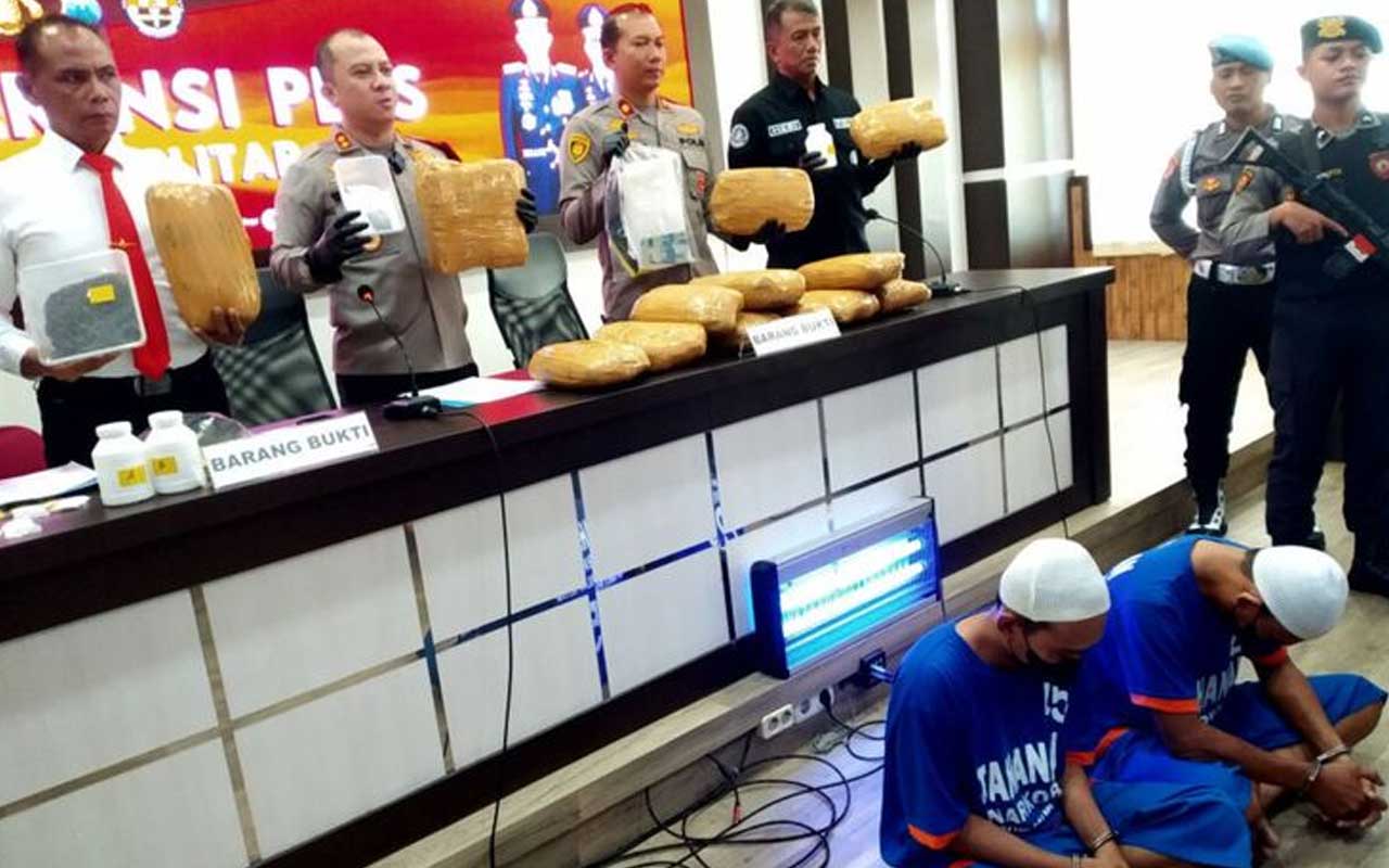 Polres Blitar saat menunjukkan barang bukti ganja seberat 13 kilogram, atau senilai Rp140 juta saat pers rilis di mapolres setempat.