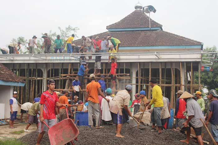 Jaga Silaturahmi, Warga Dusun Ngares Jombang Gotong Royong Bangun Masjid Sendiri