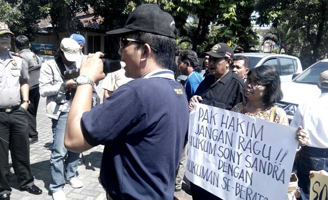 Massa ormas Kediri saat berorasi mengawal kasus pencabulan oleh seorang pengusaha, di PN Kota Kediri, Rabu (18/5). foto: arif kurniawan/ BANGSAONLINE