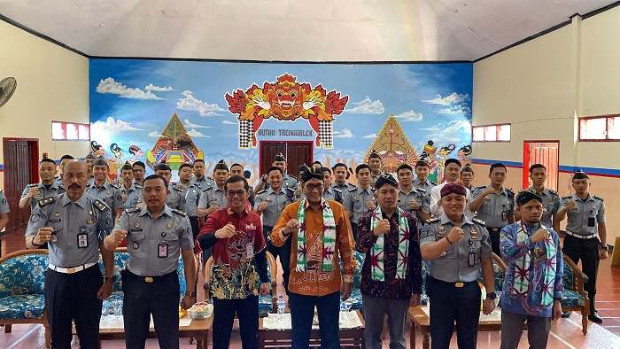 
Anggota Ombudsman RI, Johanes Widjiantoro saat melakukan inspeksi mendadak di Rutan Trenggalek. Foto: Humas Kemenkumham Jatim