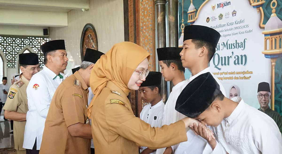 Wali Kota Kediri saat menyalami para peserta.