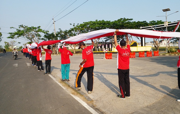 Maba Sakera UTM Bangkalan saat membentangkan bendera Merah Putih sepanjang 7.500 meter, dari pertigaan Telang Kamal hingga ke jalur Surabaya-Madura (Suramadu).