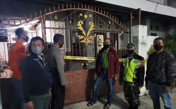 Petugas saat melakukan olah TKP. (foto: ist)
