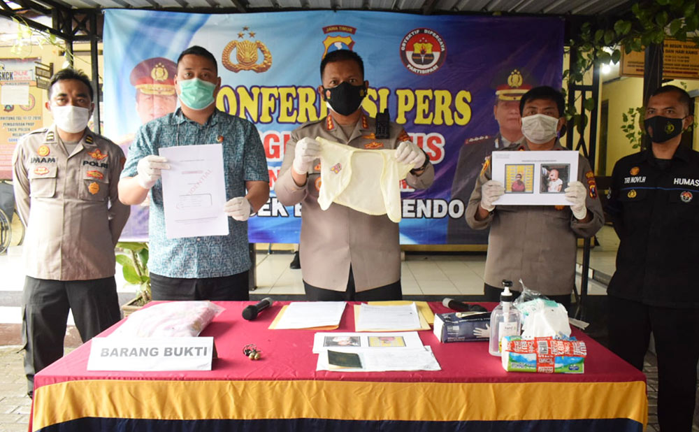 Kapolresta Sidoarjo Kombes Pol. Kusumo Wahyu Bintoro memimpin rilis pers penemuan bayi di Desa Jabaran, Kecamatan Balongbendo.