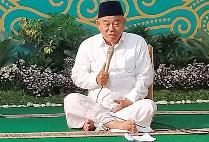 Kiai Asep sedang memimpin doa.