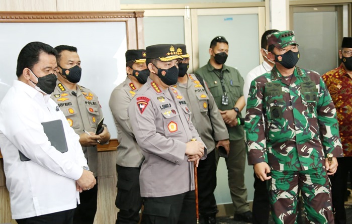 Panglima TNI Marsekal Hadi Tjahjanto dan Kapolri Komisaris Jenderal Pol Listyo Sigit Prabowo bersama dengan Forkopimda Sumatera Barat (Sumbar), Jumat (13/8/2021).