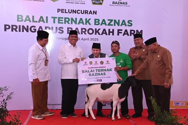 Bupati Arifin (nomor 3 dari kiri)