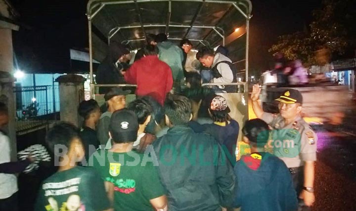 Bonek Mania diangkut dengan truk milik Satpol PP Kota Kediri menuju perbatasan kota. (foto: ist)