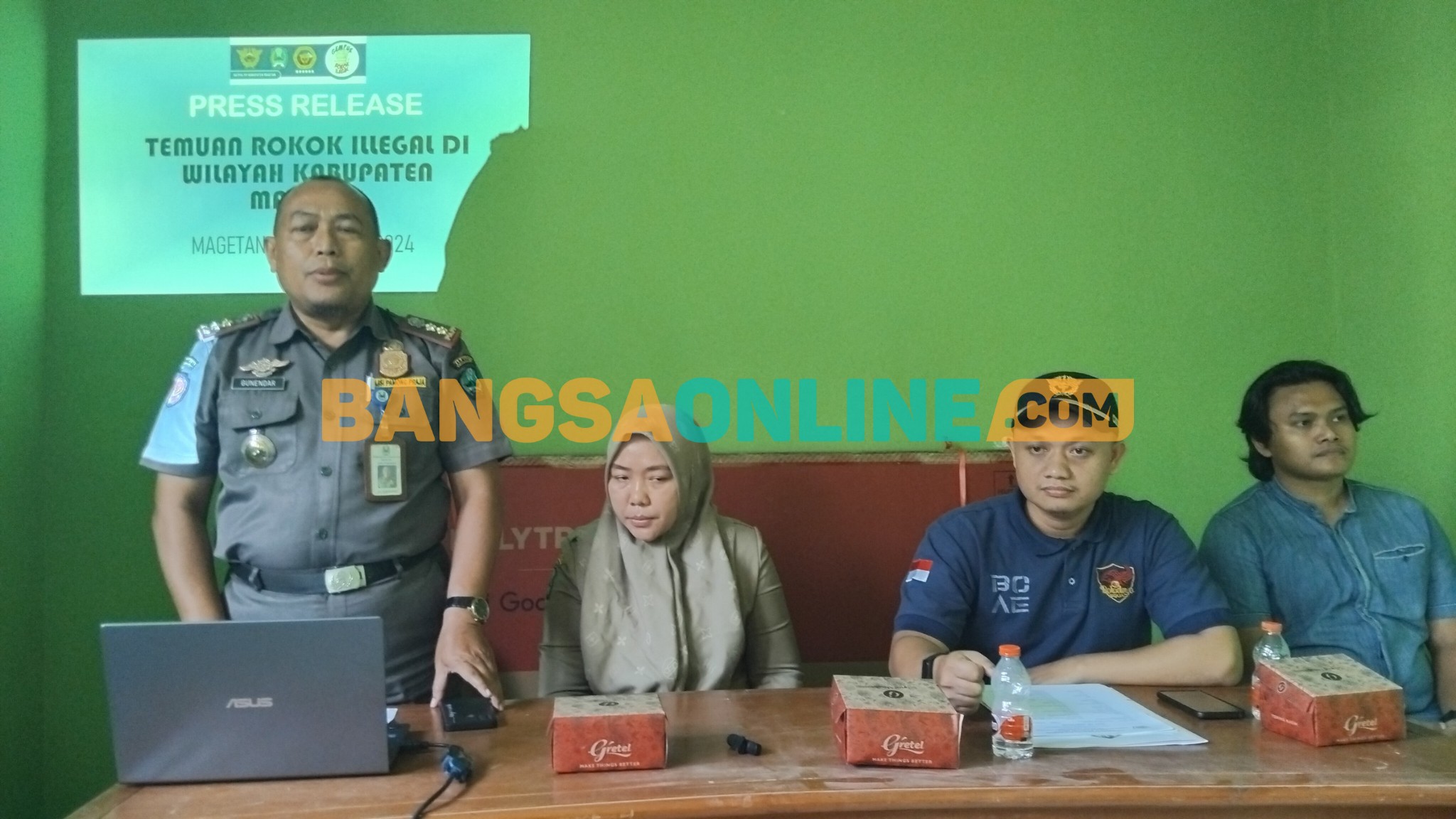 Kabid Gakda Satpol PP Kabupaten Magetan saat membuka rilis penyitaan rokok tanpa cukai. Foto: Hendro Suhartono/BANGSAONLINE