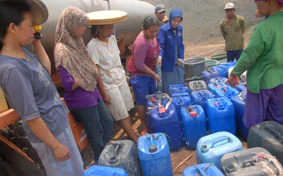 Peduli Kekeringan, Nasdem Jombang Kirim Bantuan 1000 Liter Air untuk Warga