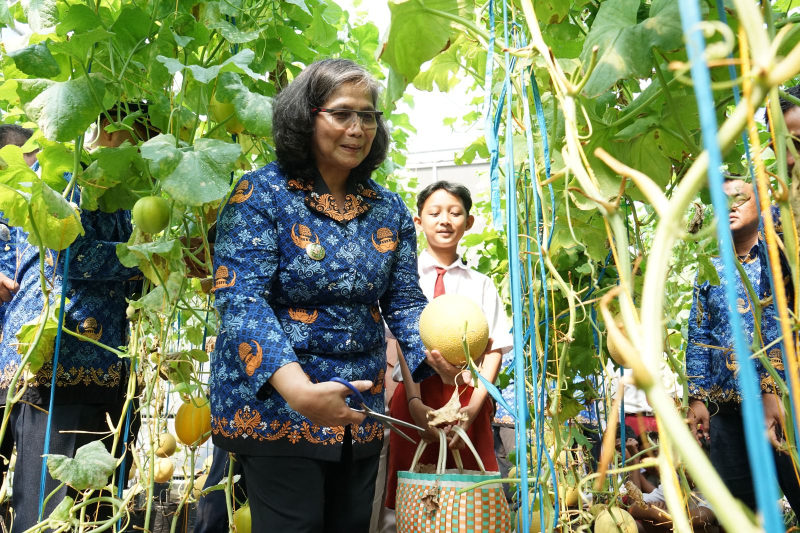 Pj Wali Kota Kediri, Zanariah, saat memanen melon (dok Ist)
